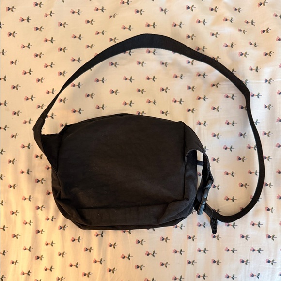 NWT BAGGU Ditsy Floral Black Fanny Pack Crossbody Bag - Picture 3 of 5